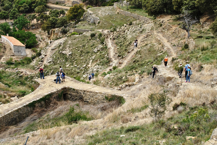 Imagen 2: Visita a Ares para conocer el sistema de aprovechamiento del agua en el grupo de molinos hidráulicos interconectados. 2012. Actividad realizada por el proyecto Patrimoni - PEU. Fuente: Ángel Portolés.